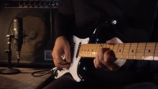 Guitarist Παίζει Ηλεκτρική Κιθάρα Στο Στούντιο Στο Δίσκο — Αρχείο Βίντεο