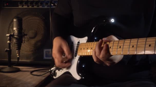 Gitarrist Spielt Gitarre Studio Auf Platte Zeitlupe 100P — Stockvideo