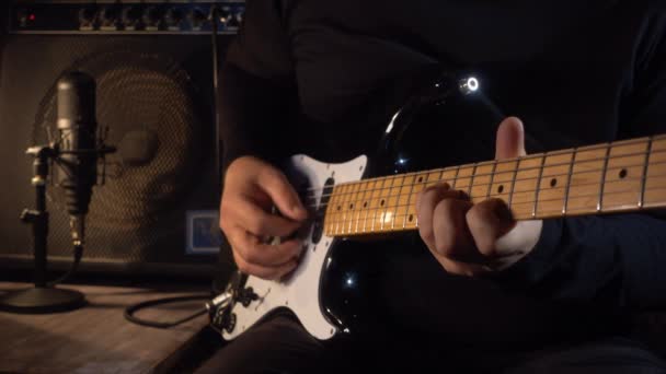 Chitarrista Suona Chitarra Elettrica Studio Disco Rallentatore 100P — Video Stock