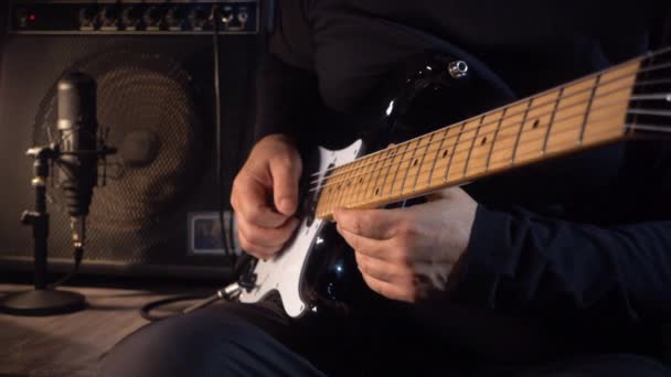 Guitarrista Toca Guitarra Eléctrica Estudio Grabación Movimiento Lento 100P — Vídeo de stock