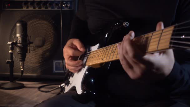 Guitarrista Toca Guitarra Eléctrica Estudio Grabación Cámara Lenta 50P — Vídeo de stock