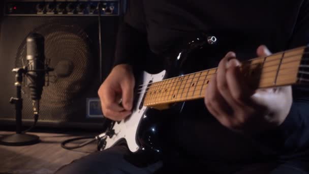 Guitarrista Toca Guitarra Eléctrica Estudio Grabación Movimiento Lento 100P — Vídeo de stock