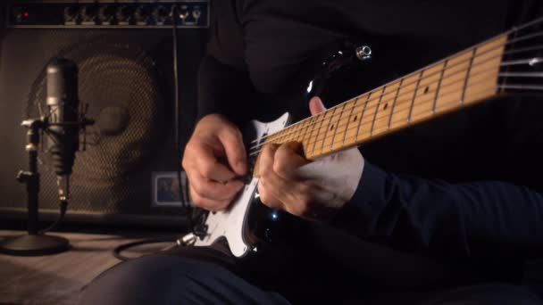 Gitarrist Spielt Gitarre Studio Auf Platte Zeitlupe 100P — Stockvideo