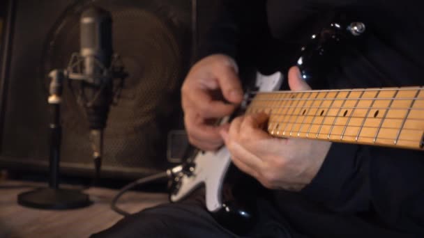 Guitariste Joue Guitare Électrique Studio Sur Disque Mouvement Lent 100P — Video