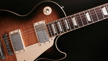 Klasik elektro gitar kapanışı. Kopyalama alanı olan koyu arkaplan