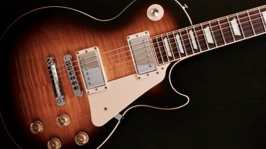 Klasik elektro gitar kapanışı. Kopyalama alanı olan koyu arkaplan