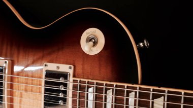 Klasik elektro gitar kapanışı. Kopyalama alanı olan koyu arkaplan