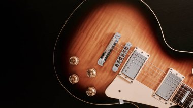 Klasik elektro gitar kapanışı. Kopyalama alanı olan koyu arkaplan
