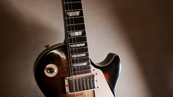 Vintage Elektrická Kytara Detailní Záběr Tmavé Pozadí Kopírovacím Prostorem — Stock fotografie