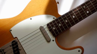 Elektro gitar. Kopyalama alanı olan renk arkaplanı                                 