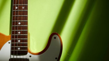 Elektro gitar. Kopyalama alanı olan renk arkaplanı                                 