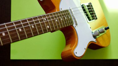 Elektro gitar. Kopyalama alanı olan renk arkaplanı                                 