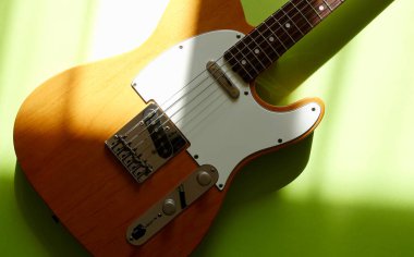 lşıkta elektro gitar var. Kopyalama alanı olan renk arkaplanı 