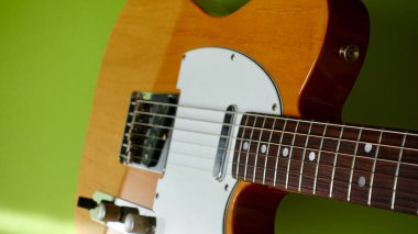 Işık huzmesinde elektro gitar. Kopyalama alanı olan renk arkaplanı