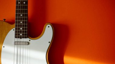 Işık huzmesinde elektro gitar. Kopyalama alanı olan renk arkaplanı