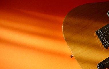 Işık huzmesinde elektro gitar. Kopyalama alanı olan renk arkaplanı