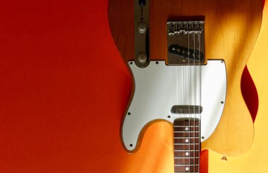 Işık huzmesinde elektro gitar. Kopyalama alanı olan renk arkaplanı