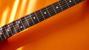 Işık huzmesinde elektro gitar. Kopyalama alanı olan renk arkaplanı
