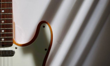 Işık huzmesinde elektro gitar. Kopyalama alanı olan renk arkaplanı