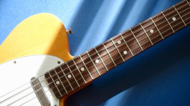 Işık huzmesinde elektro gitar. Kopyalama alanı olan renk arkaplanı