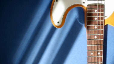 Işık huzmesinde elektro gitar. Kopyalama alanı olan renk arkaplanı