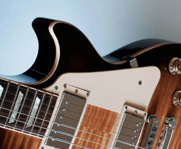 ヴィンテージのエレキギターのクローズアップ コピースペース付きカラー背景 — ストック写真