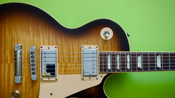 Primeros Planos Guitarra Eléctrica Vintage Fondo Color Con Espacio Copia — Foto de Stock