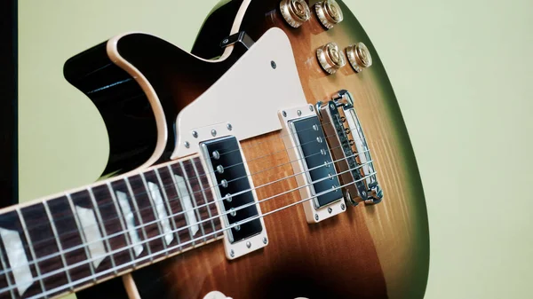 Vintage Closeup Guitarra Elétrica Fundo Cor Com Espaço Cópia — Fotografia de Stock