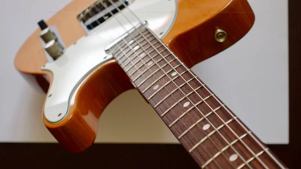 エレキ ギター コピースペース付きカラー背景 — ストック写真
