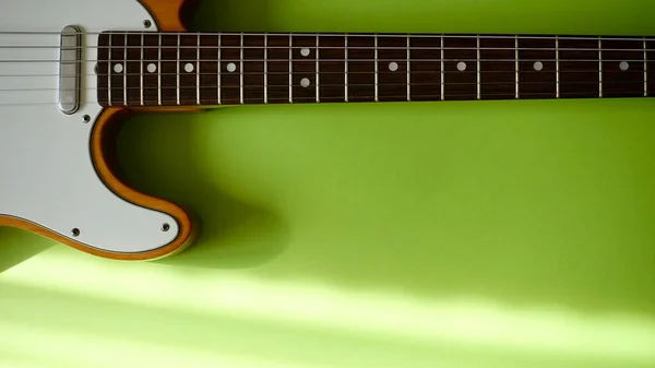 Guitare Électrique Dans Rayon Lumière Fond Couleur Avec Espace Copie — Photo