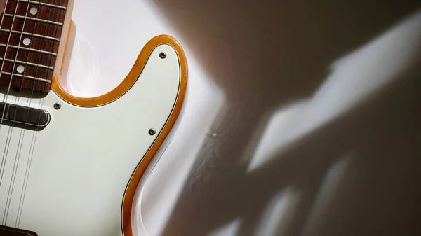电吉他在光芒中 带有复制空间的色彩背景 — 图库照片