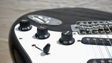 Elektro gitar kapanışı. Beyaz arka plan. Boşluğu kopyala 