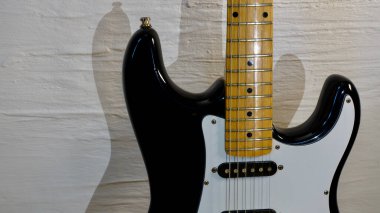 Elektro gitar kapanışı. Beyaz arka plan. Boşluğu kopyala 