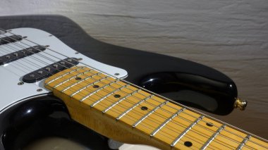Elektro gitar kapanışı. Beyaz arka plan. Boşluğu kopyala 