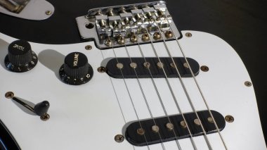 Elektro gitar kapanışı. Beyaz arka plan. Boşluğu kopyala 