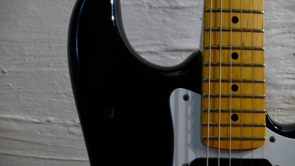Closeup Guitarra Elétrica Fundo Branco Espaço Cópia — Fotografia de Stock