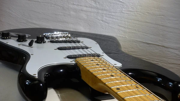 Elektro gitar kapanışı. Beyaz arka plan. Boşluğu kopyala 