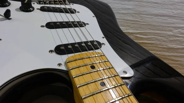 Primer Plano Guitarra Eléctrica Fondo Blanco Copiar Espacio — Foto de Stock
