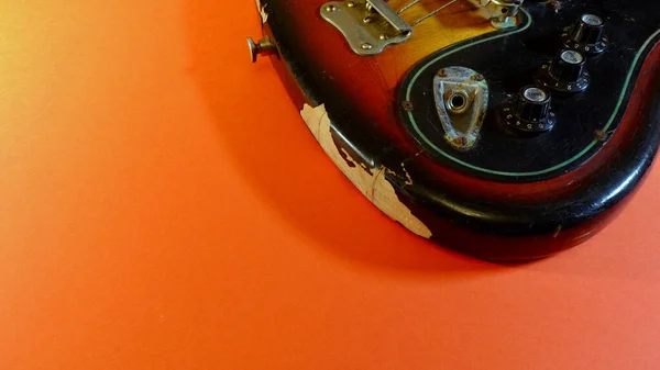 Stara Gitara Basowa Bliska Kolor Tła Przestrzenią Kopiowania — Zdjęcie stockowe