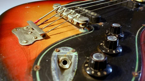 古いベースギターのヘッドストックが閉まりました コピースペース付きカラー背景 — ストック写真