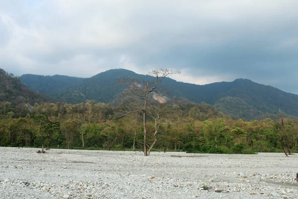 遠くから見る山と空と乾燥した川 — ストック写真