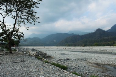 Güzel dağ manzarası mavi gökyüzü ve kurumuş nehir uzak mesafeden.