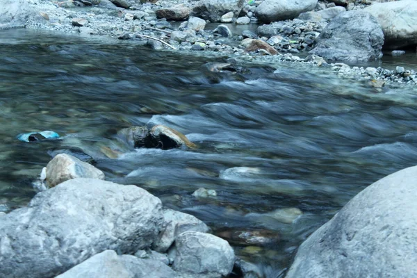Schöne Aussicht Auf Einen Fluss Der Mit Voller Wucht Fließt — Stockfoto