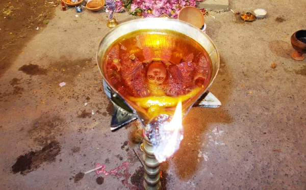 Reflectie Van Godheid Een Olielamp Van Een Hindoe Tempel Avond — Stockfoto