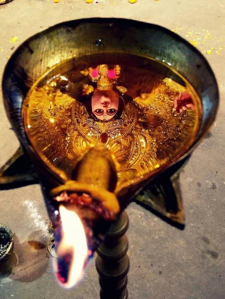 Reflektion Gudomen Oljelampa Ett Hinduiskt Tempel Kvällen — Stockfoto