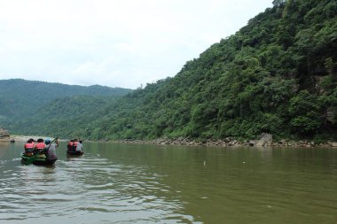 Üç dağlı bir nehir manzarası