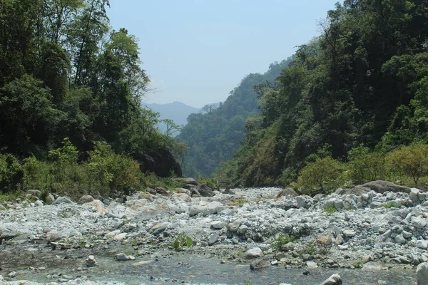 Ξηρό Ποτάμι Και Πράσινο Βουνό Μπλε Ουρανό Στο Παρασκήνιο Από — Φωτογραφία Αρχείου