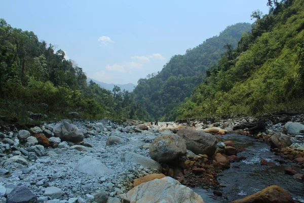 Río Seco Estrecho Caudal Agua Fondo Del Cielo Azul Montaña — Foto de Stock