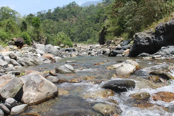 Vista Água Rio Que Flui Bancos Pedra — Fotografia de Stock
