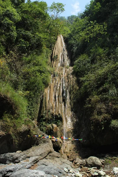 Vertrockneter Wasserfall Einem Grünen Berg — Stockfoto